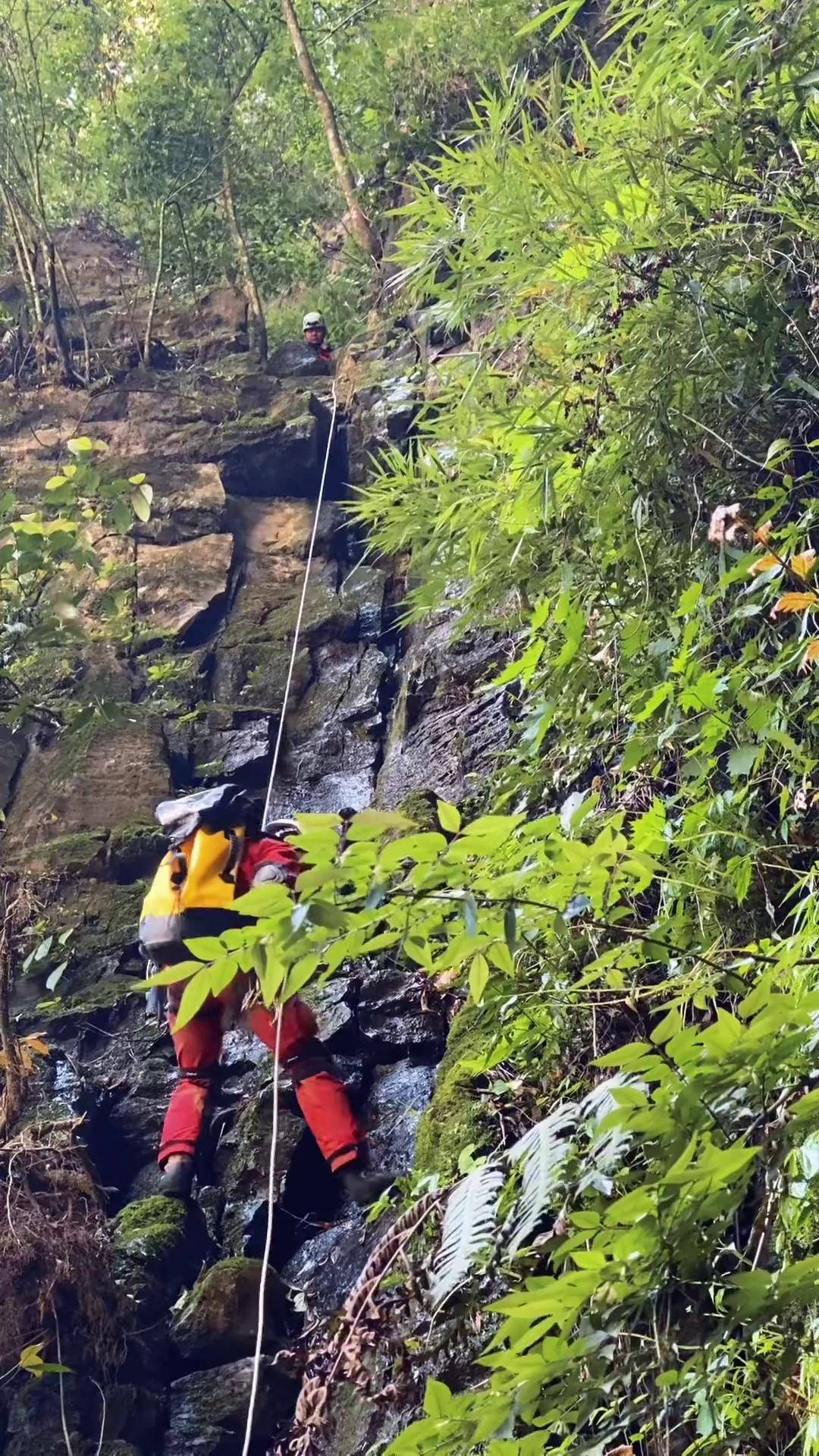 野外洞穴探险攀岩,挑战自然的极限 野外洞穴探险攀岩,挑战自然的极限